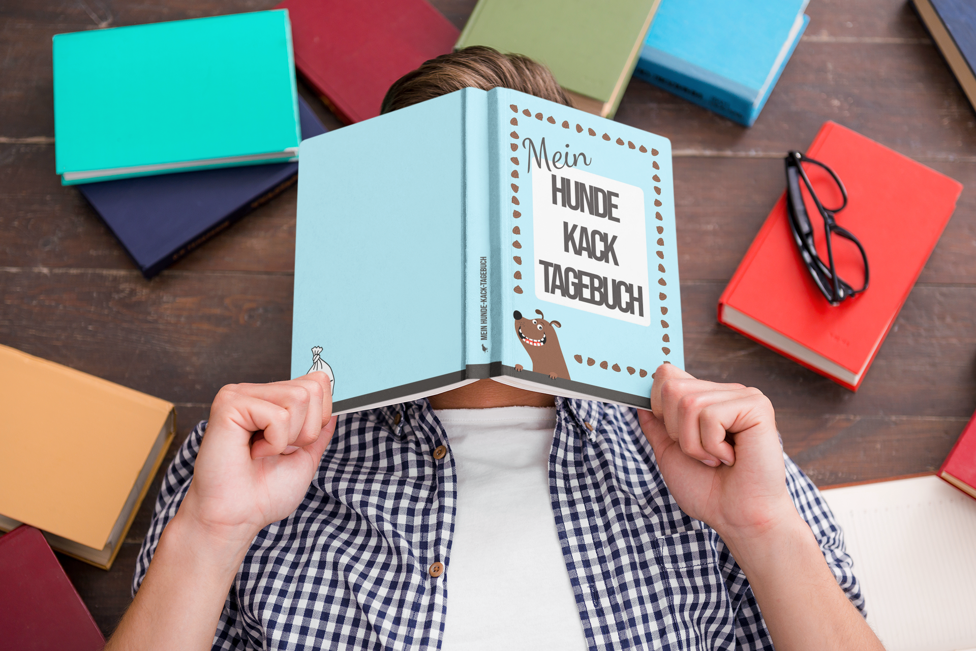 mockup-of-a-man-hiding-his-face-behind-a-book-m27905-r-el2 Knietief versunken ins Hundekack-Tagebuch